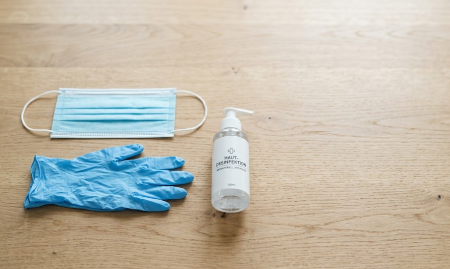 Geöffnete Pflegebox mit Einmalhandschuhen, Mundschutz, Desinfektion und Bettschutzeinlagen für die häusliche Hygiene